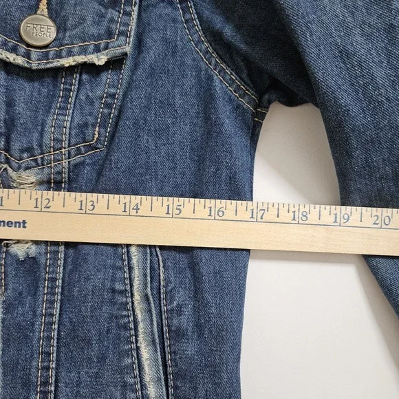 Free People Denim Jacket Womens 4 Blue Distressed Cropped Button Front Bohemian - Picture 7 of 10